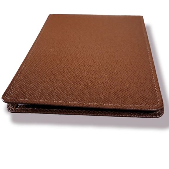 š„ONEāDAYāSALEš„āLOUISĀ VUITTONāTIAGAābrownāleatherāpassācase - Picture 5 of 10